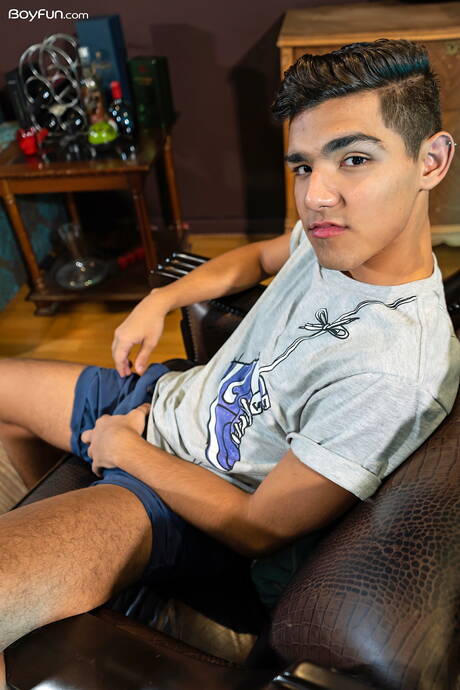 Der heiße Latino-Twink Felix Harris spielt mit seinem Schwanz