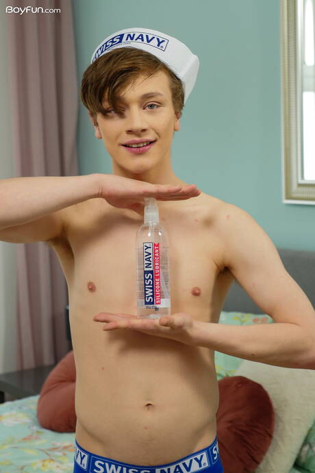 핫한 트윙크 알렉스 폭스가 옷을 벗고 뜨거운 엉덩이를 드러냈다