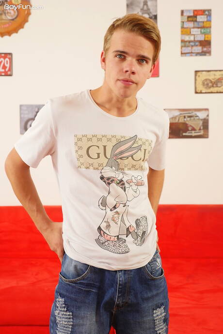 Der junge Richard Hicks posiert nackt und zeigt seinen Hintern