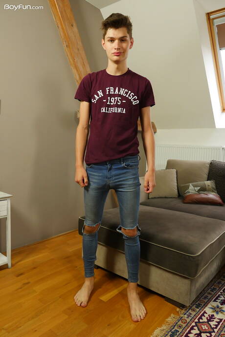 Twink Curtis Cameron get naked and showing his butt