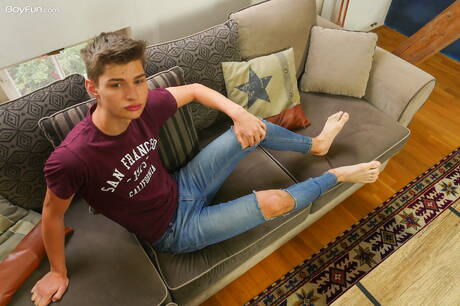 Twink Curtis Cameron get naked and showing his butt