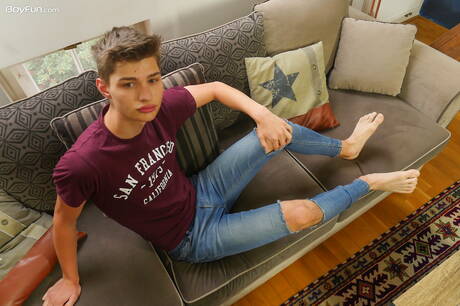 Twink Curtis Cameron get naked and showing his butt