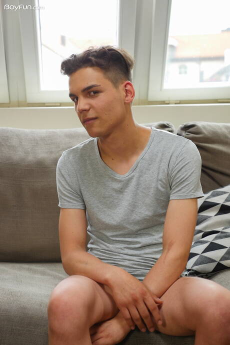 El joven latino Isaac Esteban se masturba