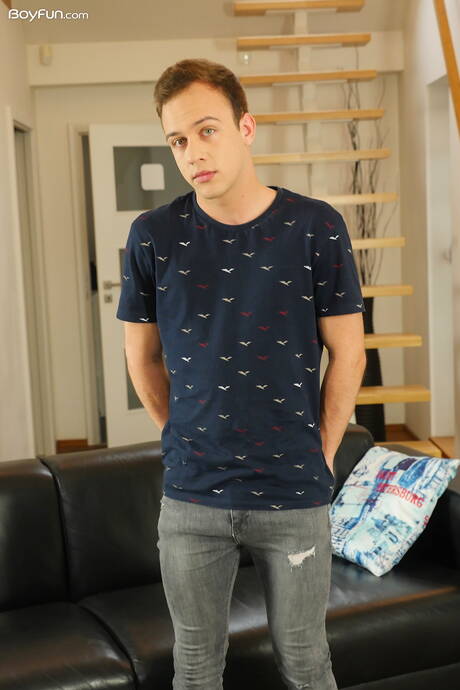 裸のポーズをとる少年ノア・ブレイク