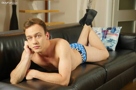 裸のポーズをとる少年ノア・ブレイク