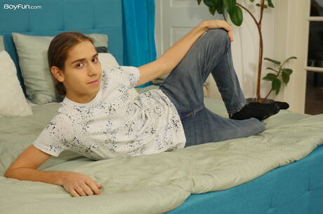 Der kleine Jake Olsen posiert nackt