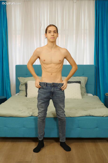 Der kleine Jake Olsen posiert nackt