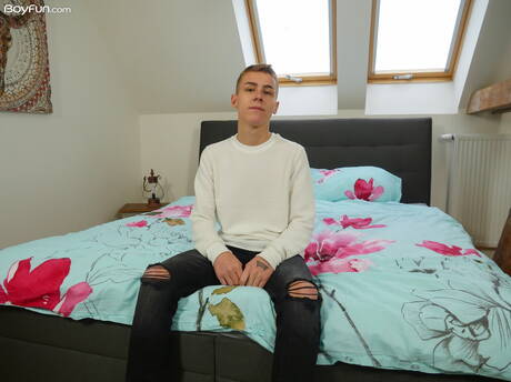 Der heiße Twink Brandon Hooper zeigt einen perfekten Körper