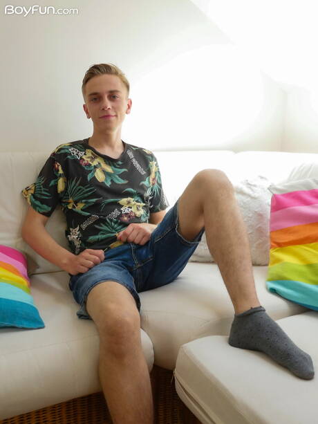 Młody facet Lukas Dails pozuje nago