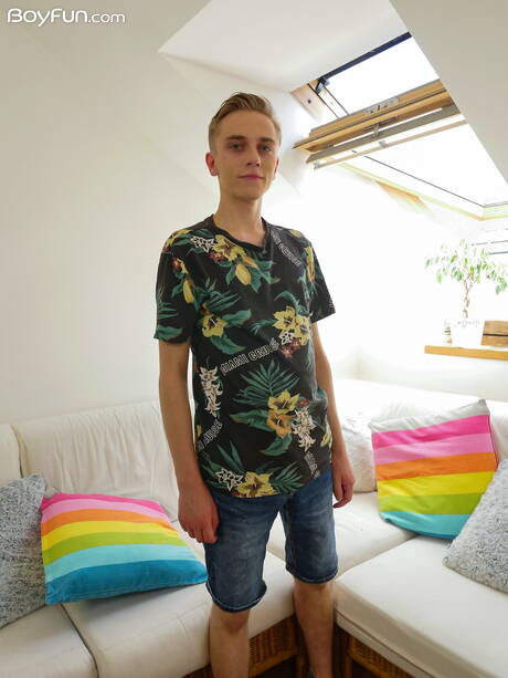 Młody facet Lukas Dails pozuje nago