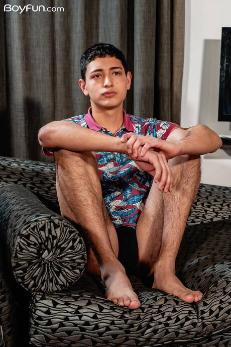 O jovem Mel Lance masturbando seu pau