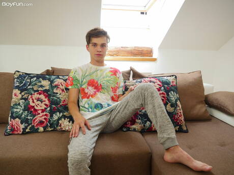 Młody chłopak Jean Gilliam pokazuje idealne ciało