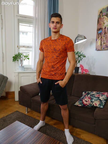 Piękny czeski chłopak Luke Geer rozbiera się i pokazuje gorący tyłek