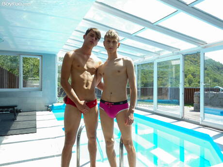 若いフィン・ハーパーとイケメンのピーター・ポロックが熱いカップルシーンを披露