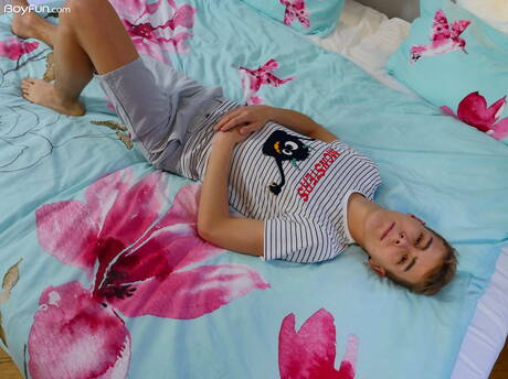 Der junge Brandon Hooper posiert nackt und zeigt einen schönen Hintern