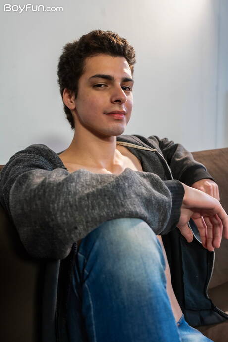 年輕小夥Eze Diaz用玩具自慰