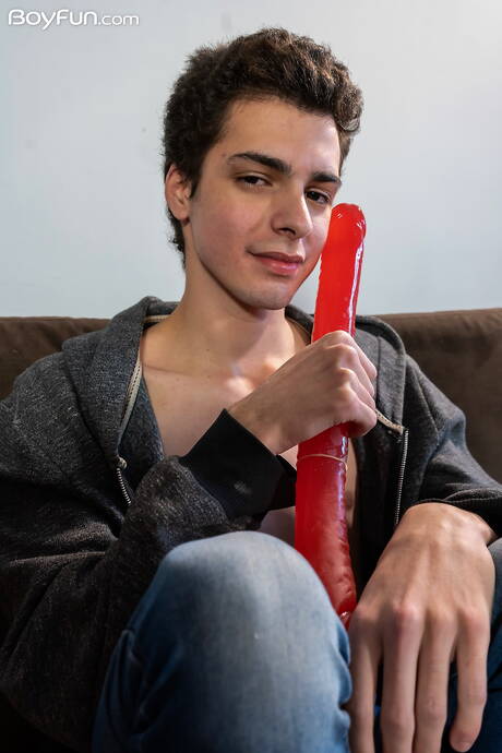 年輕小夥Eze Diaz用玩具自慰