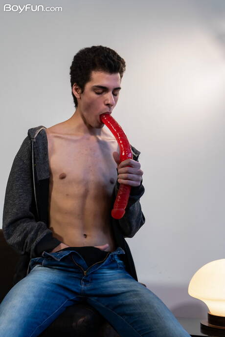 年輕小夥Eze Diaz用玩具自慰