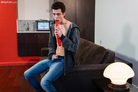 年輕小夥Eze Diaz用玩具自慰