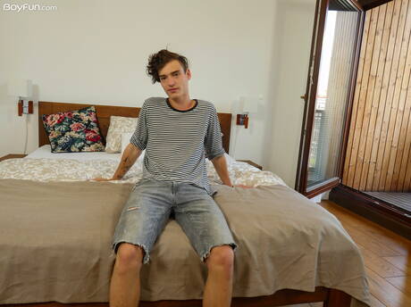 Der junge Johnny Walsh posiert nackt und zeigt seinen heißen Arsch