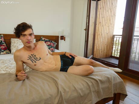 Der junge Johnny Walsh posiert nackt und zeigt seinen heißen Arsch