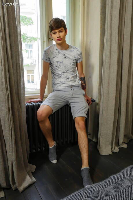 Young dude Curtis Cameron posing nude and showing his ass