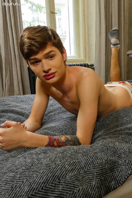 Young dude Curtis Cameron posing nude and showing his ass