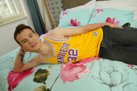 Il bel ragazzo Kaleb Cross mostra un corpo meraviglioso