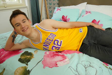 Il bel ragazzo Kaleb Cross mostra un corpo meraviglioso