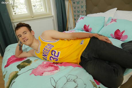 Il bel ragazzo Kaleb Cross mostra un corpo meraviglioso