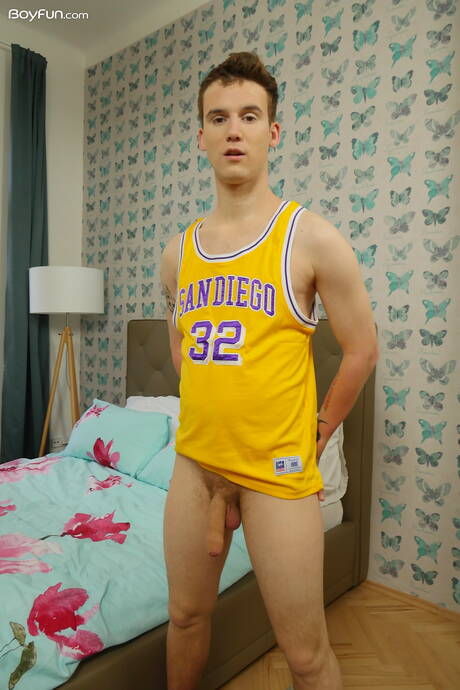 Il bel ragazzo Kaleb Cross mostra un corpo meraviglioso