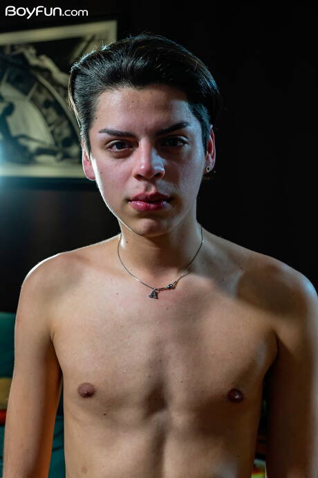 Der argentinische Twink Derek Nagy wichst seinen Schwanz