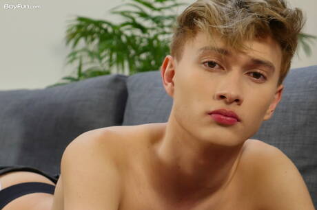 Boyfun: Il bellissimo ragazzo Angel Rivers mostra un corpo perfetto