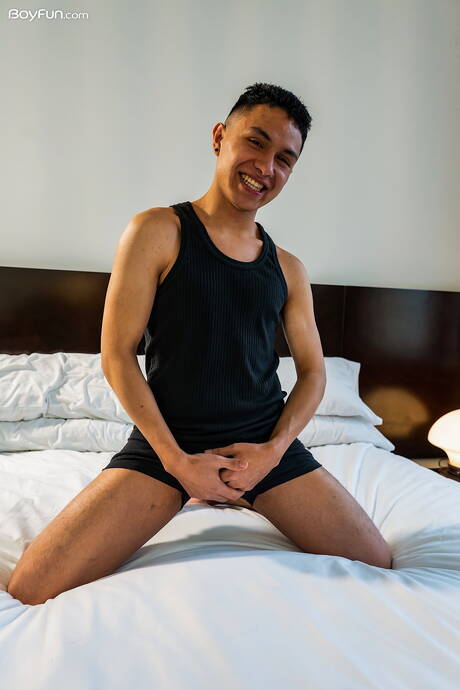 Il giovane ragazzo latino Dante Romano si masturba con un giocattolo sessuale