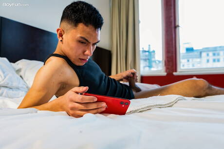 Il giovane ragazzo latino Dante Romano si masturba con un giocattolo sessuale