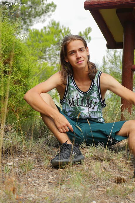 ホットなトゥインクのジェイク・オルセンが屋外で裸のポーズをとる