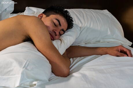 Der schöne Latino-Junge Damian Boggio wichst seinen Schwanz