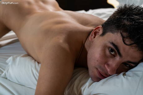 Der schöne Latino-Junge Damian Boggio wichst seinen Schwanz