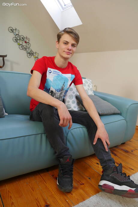 Twink Kieran Karlsson posiert nackt und zeigt seinen knackigen Hintern