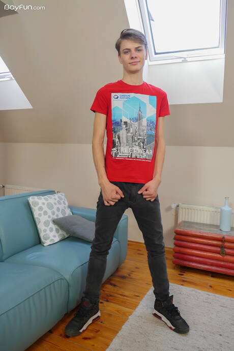 Twink Kieran Karlsson posiert nackt und zeigt seinen knackigen Hintern