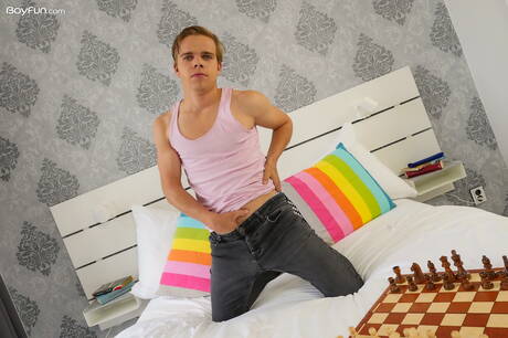 Der junge Richard Hicks zieht sich aus und zeigt einen schönen Hintern