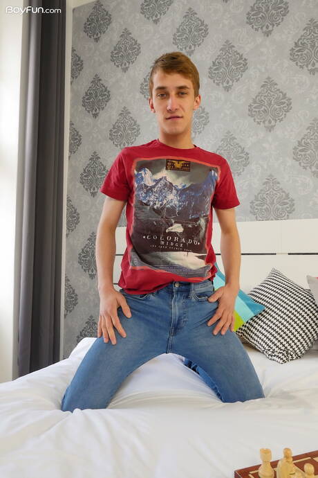 Hot twink Ron Negba undressing and showing his butt