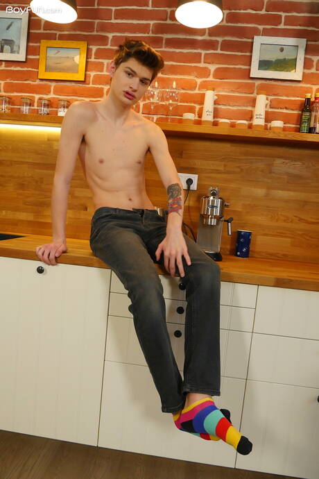 若い男カーティス・キャメロンがキッチンでヌードを披露