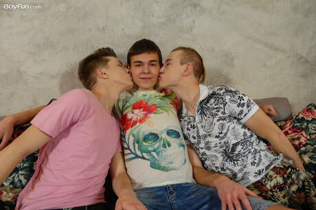 Los sexys Casper Ivarsson, Craig Keller y Tony Milak se follan entre sí