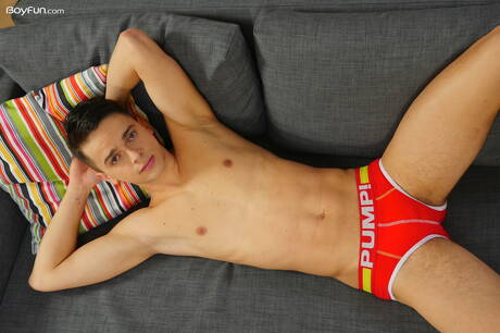 チェコのイケメン、フィン・ハーパーが裸でポーズをとる