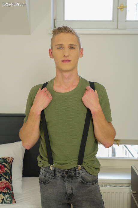 帥哥奧利佛莫根森裸體擺造型