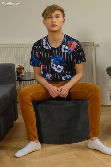 Jonge kerel Angel Rivers poseert naakt