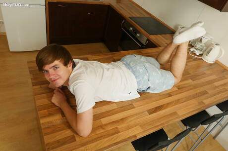 年輕帥哥大衛·斯旺森在廚房裡裸體擺造型，秀出漂亮的臀部