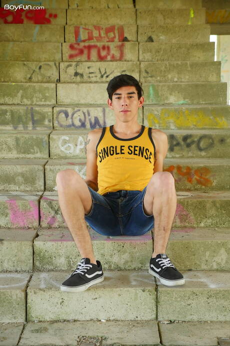 拉丁裔帥哥Roman Capellini脫衣服露出屁股