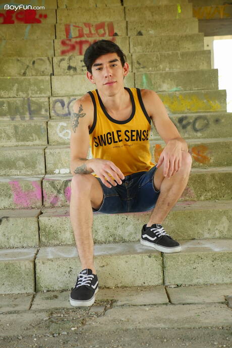 拉丁裔帥哥Roman Capellini脫衣服露出屁股